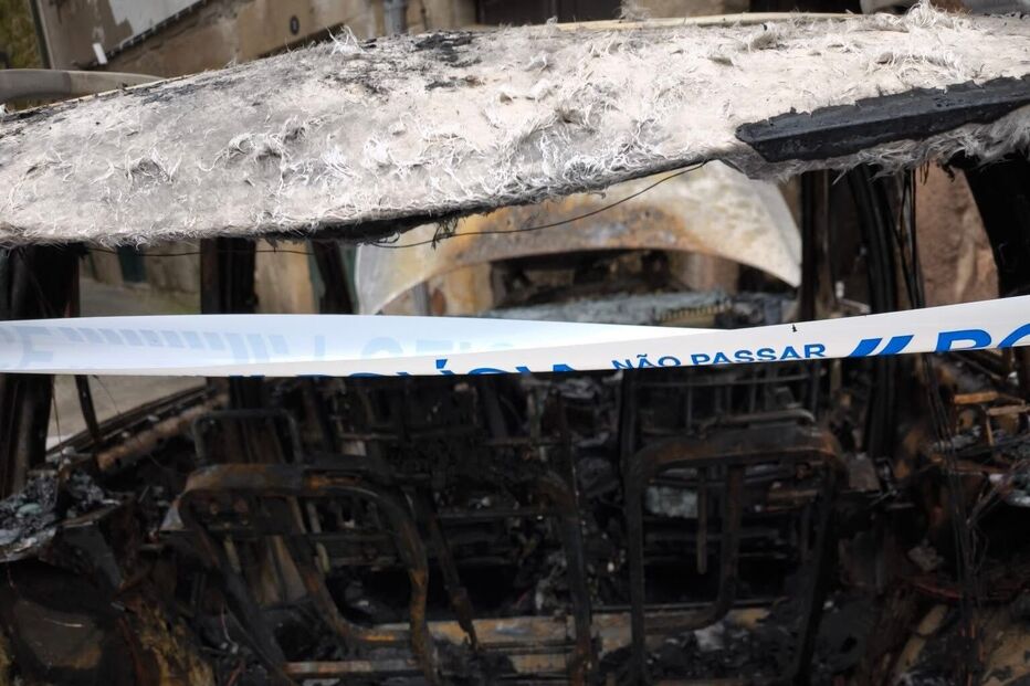 Carro destruído pelo fogo em Ponte de Lima; dois guarda-sóis também arderam