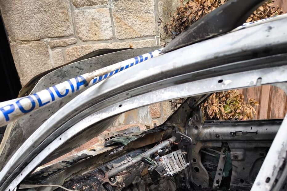 Carro destruído por incêndio em Ponte de Lima; fogo consumiu também dois guarda-sóis na mesma rua