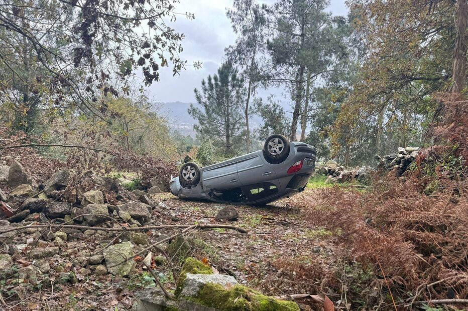 Viatura ficou capotada fora da estrada
