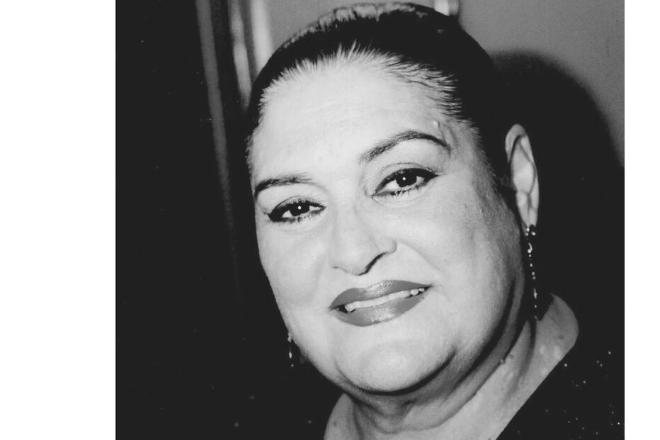 Anita Guerreiro sorri num retrato a preto e branco