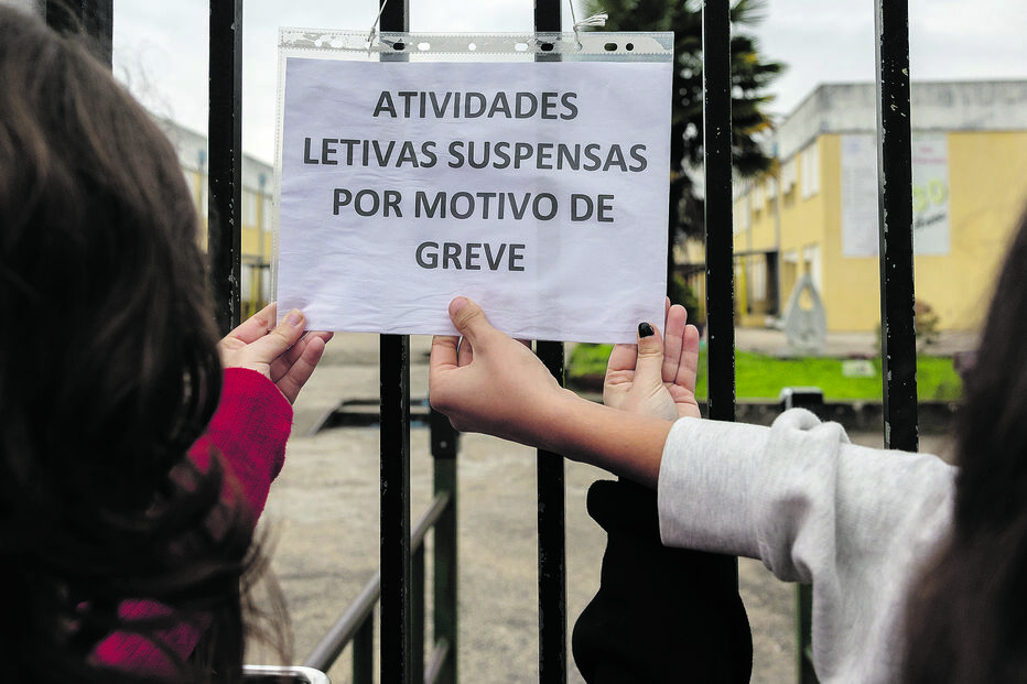 Pais avisados para não deicarem os filhos nas escolas sem verificar que estão abertas