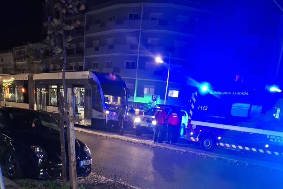 Bombeiros da Almada em ocorrência com um veículo ligeiro e um metro