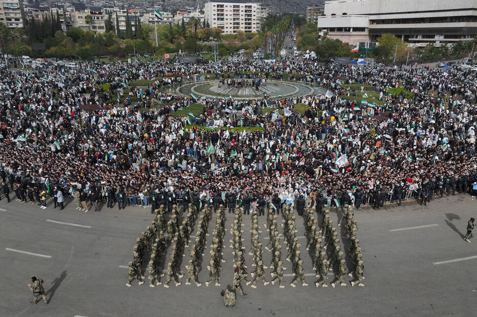 Multidão e militares em Damasco, capital da Síria, num evento ao ar livre