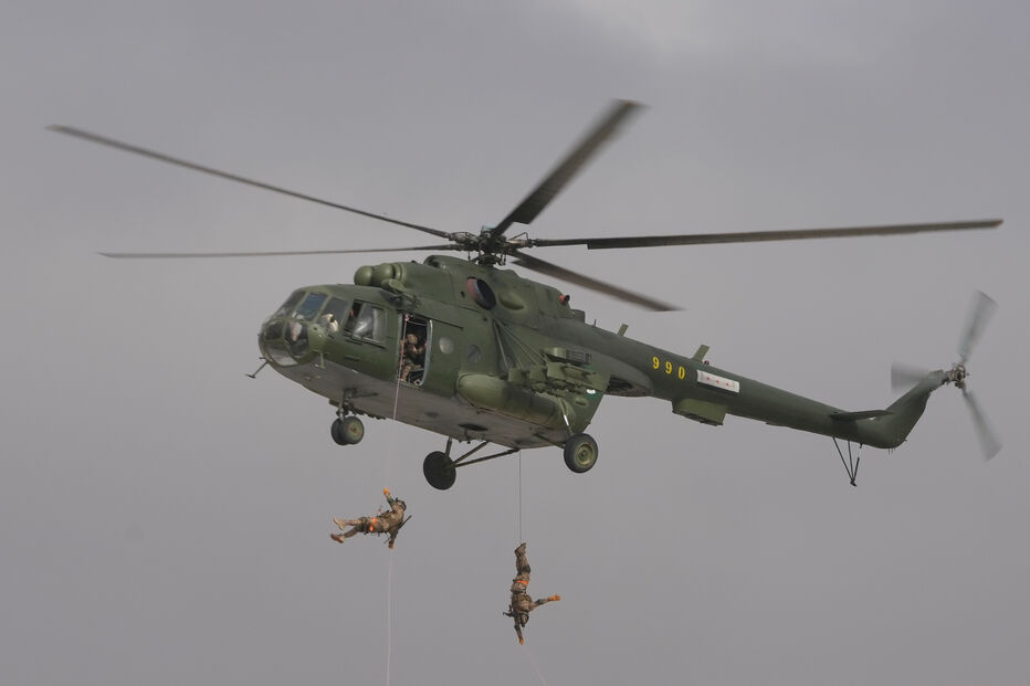 Helicóptero sírio em exercício militar com soldados a descer de corda