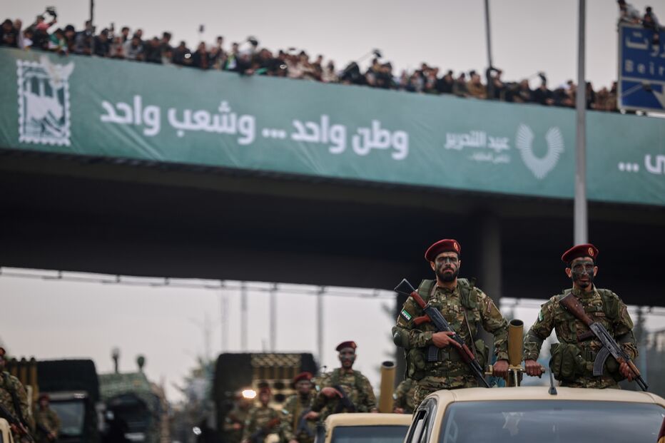 Militares participam num evento com cartaz em árabe, possivelmente no Líbano
