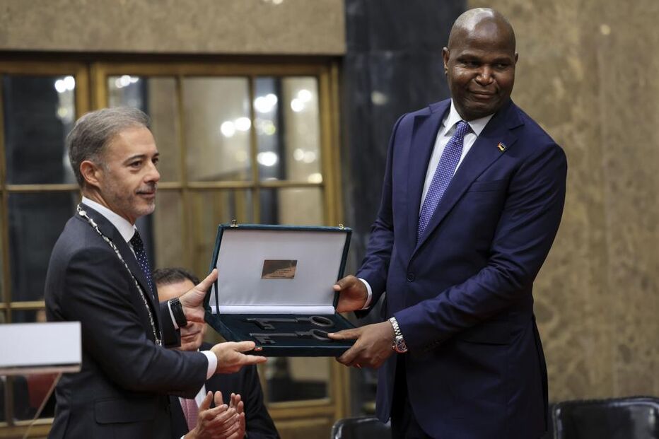 Pedro Duarte entrega Chaves da Cidade do Porto a Presidente de Moçambique