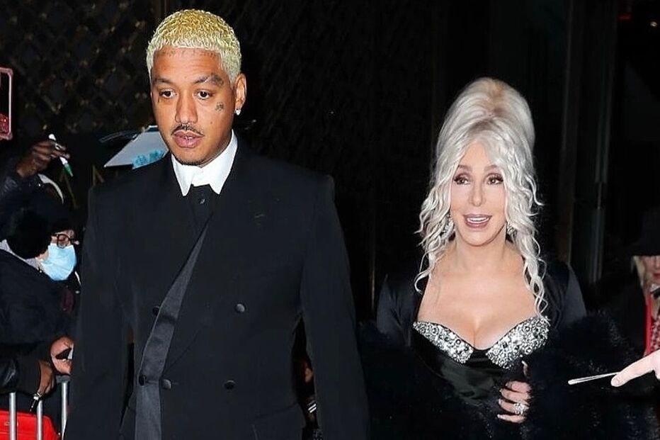 Cher surge com namorado 40 anos mais novo e revela desejo de casar nos 80.
