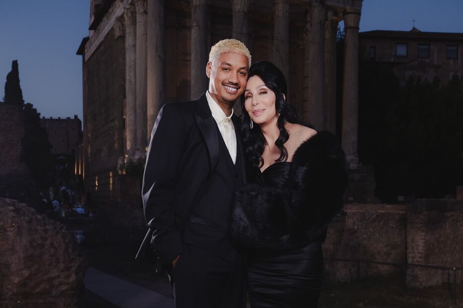 Cher planeia casamento aos 80 anos com namorado 40 anos mais novo em Roma.
