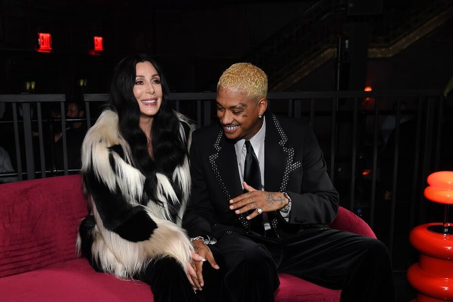 Cher pondera casamento com parceiro mais novo perto dos 80 anos.
