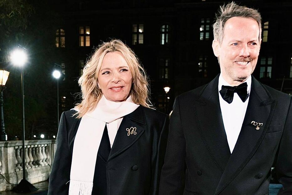Kim Cattrall surge com o parceiro Mark Levinson num evento em Londres