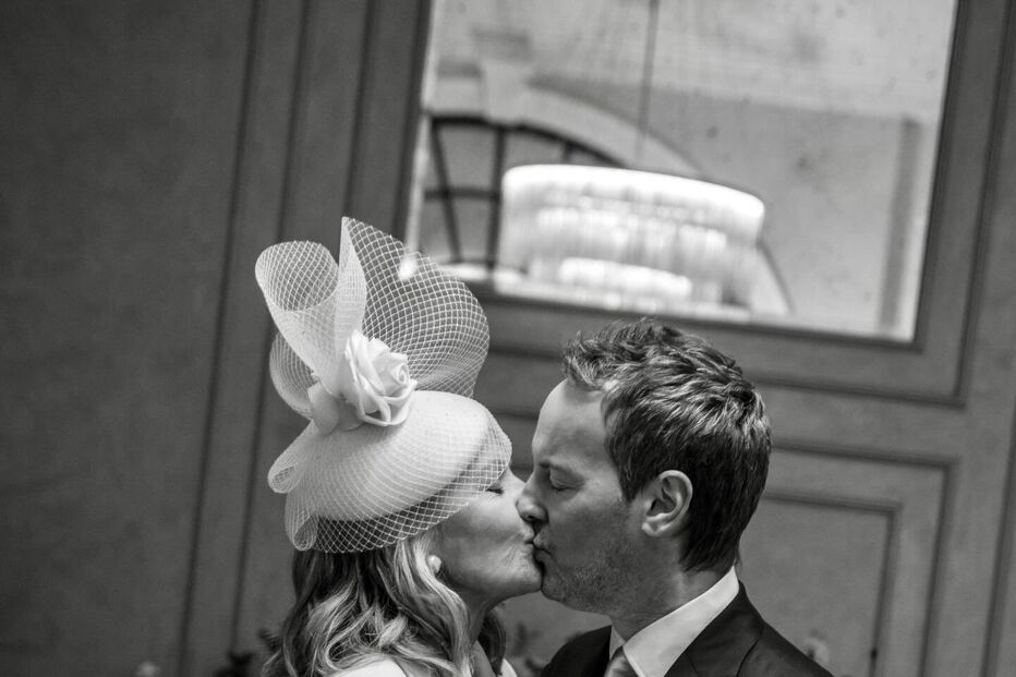 Casal celebra matrimónio com um beijo apaixonado