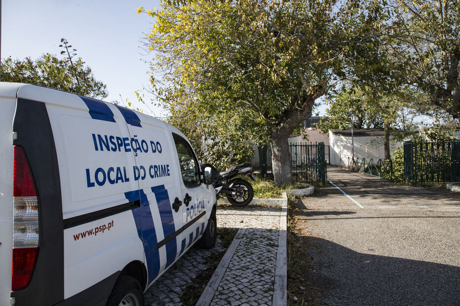Veículo da polícia científica no local de crime
