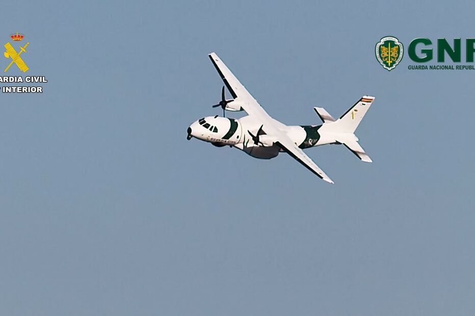 Avião da GNR em voo, com os símbolos da Guarda Civil ao lado