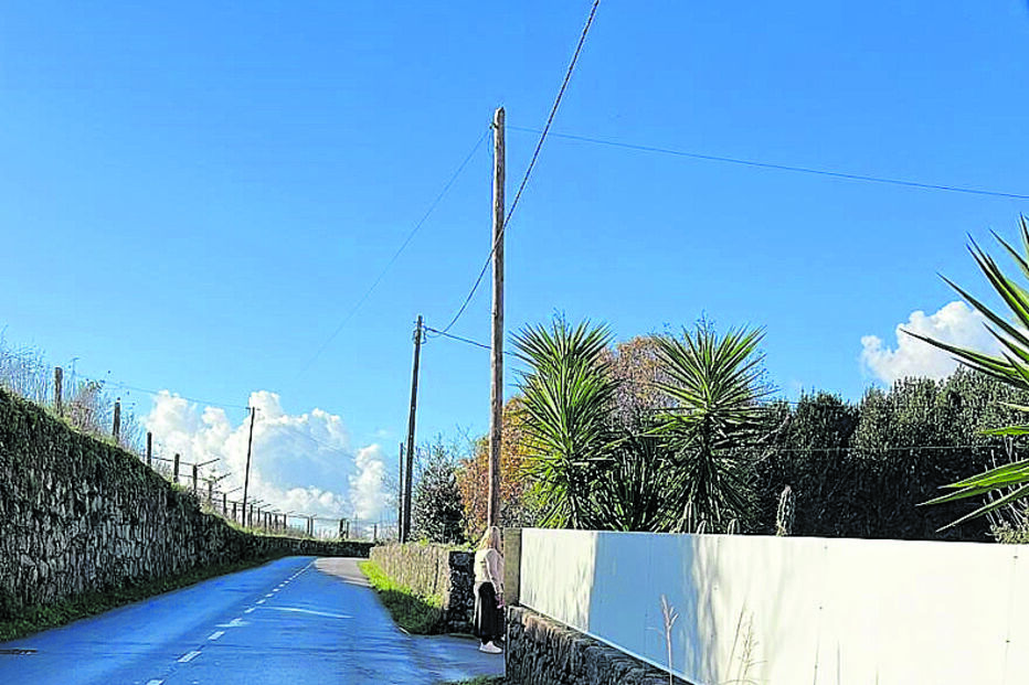 Homem foi colhido e projetado contra o muro de uma casa
