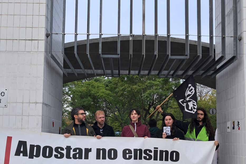 Estudantes juntam-se à greve geral em protesto