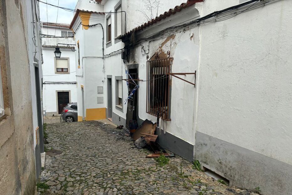 Incêndio em casa no centro histórico de Évora. Uma idosa ficou ferida