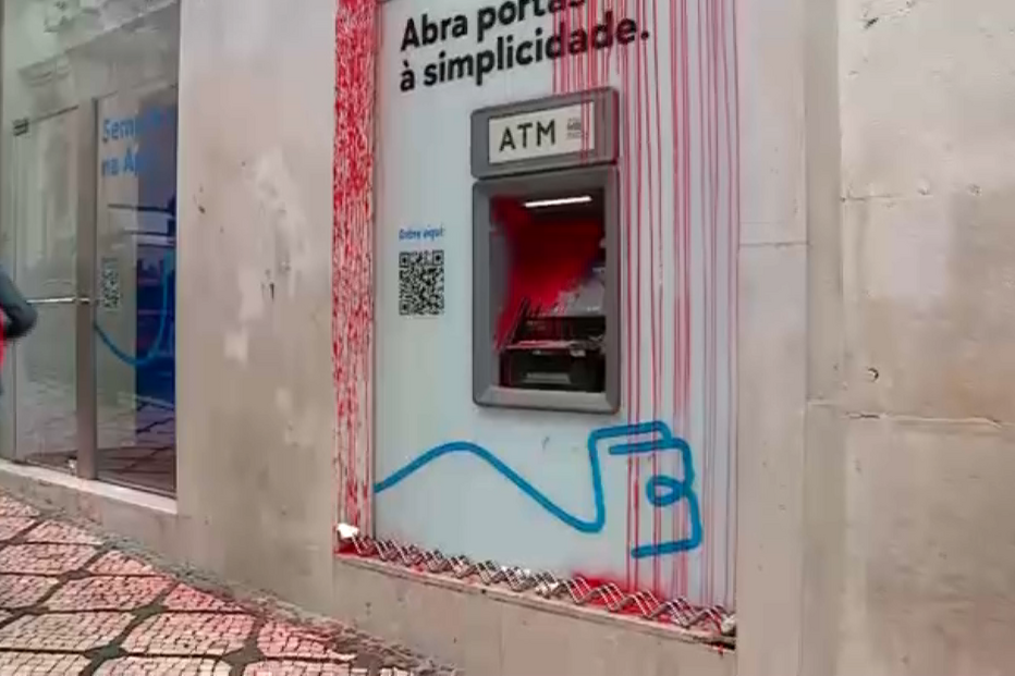 Tinta vermelha atirada contra multibanco durante passagem de manifestantes no Chiado