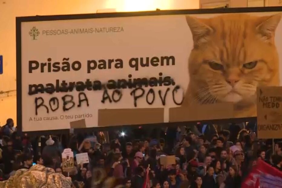 Cartaz vandalizado em frente à Assembleia da República