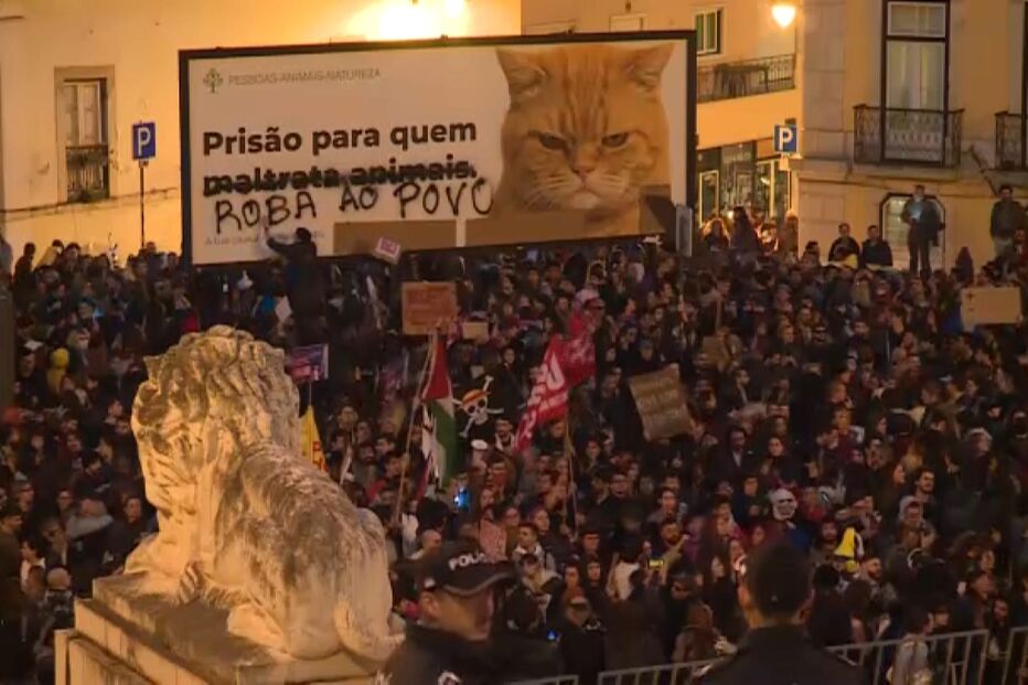 Cartaz vandalizado em frente à Assembleia da República