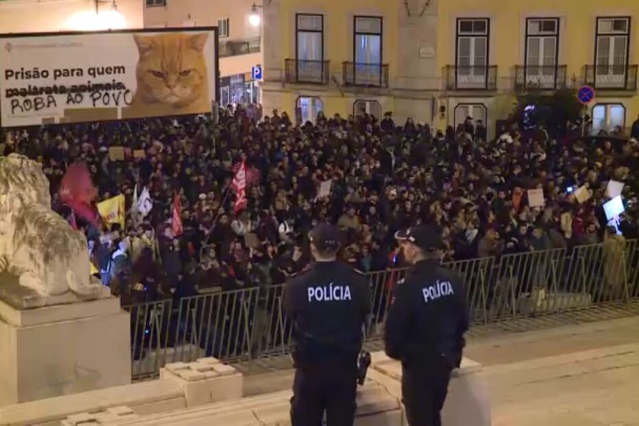 Protesto em frente à Assembleia da República contra a violência e roubo