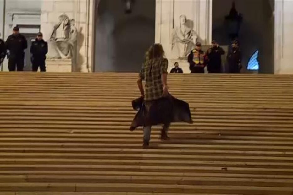 Homem ultrapassa perímetro de segurança e sobe escadarias do Parlamento