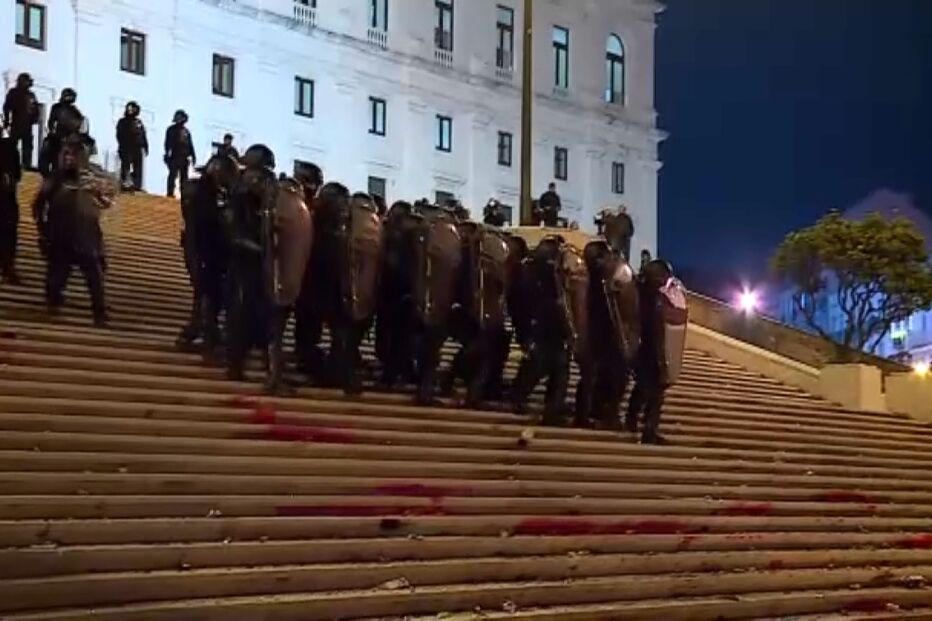 Polícia desce escadarias do Parlamento para dispersar manifestantes