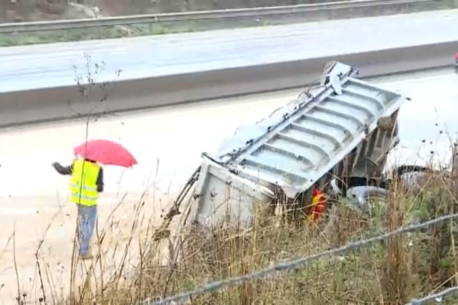 Camião despista-se e tomba na A22 em Loulé