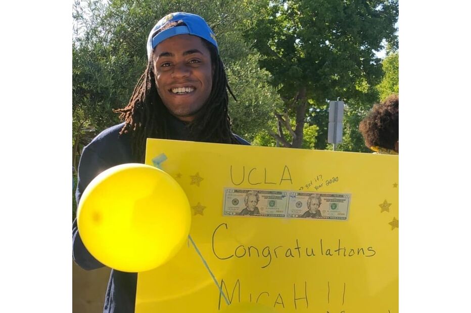 Micah celebra a admissão na UCLA com balão e cartaz de parabéns