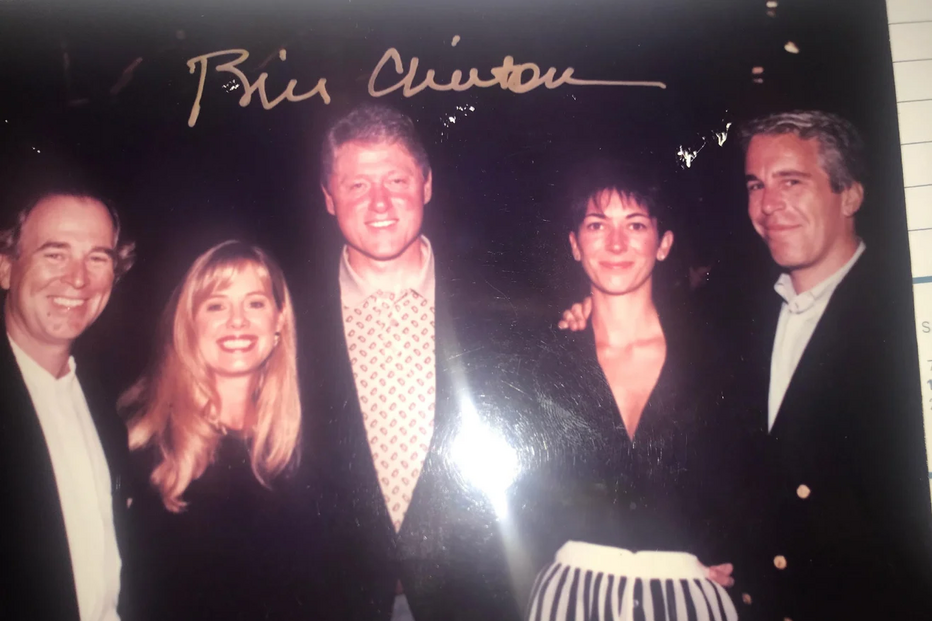 Fotos revelam ligações de Epstein a Trump, Clinton e Bill Gates