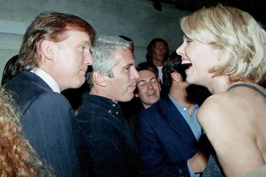 Divulgadas fotos de Trump, Clinton, Gates e outros com Epstein