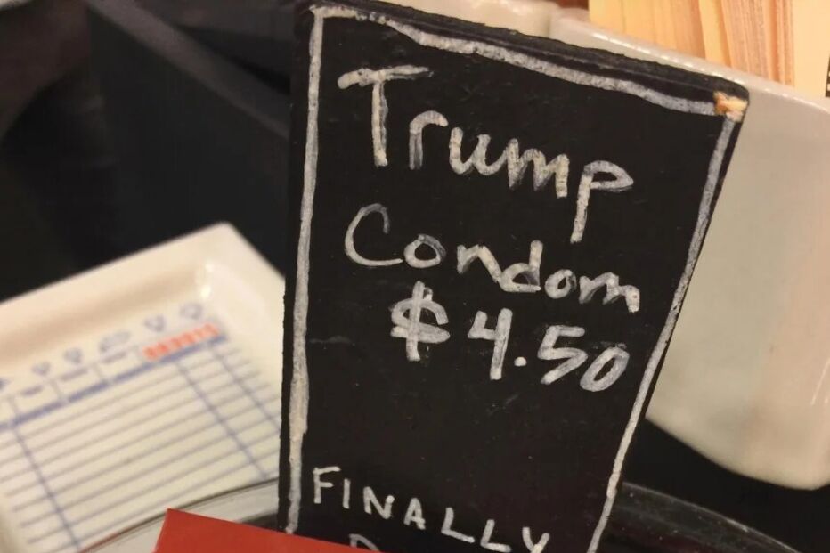 Condons Trump à venda por 4,50 dólares com a frase 