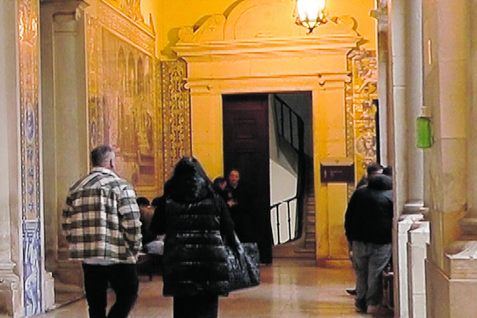 Ex-polícia condenado por falsificar escalas