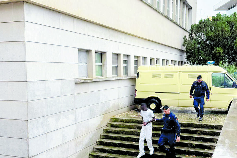 Arguido, esta sexta-feira, à entrada para o tribunal