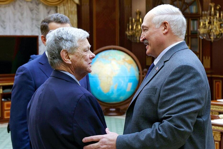 O enviado dos EUA, John Coale (à esquerda) com o presidente bielorrusso Alexander Lukashenko