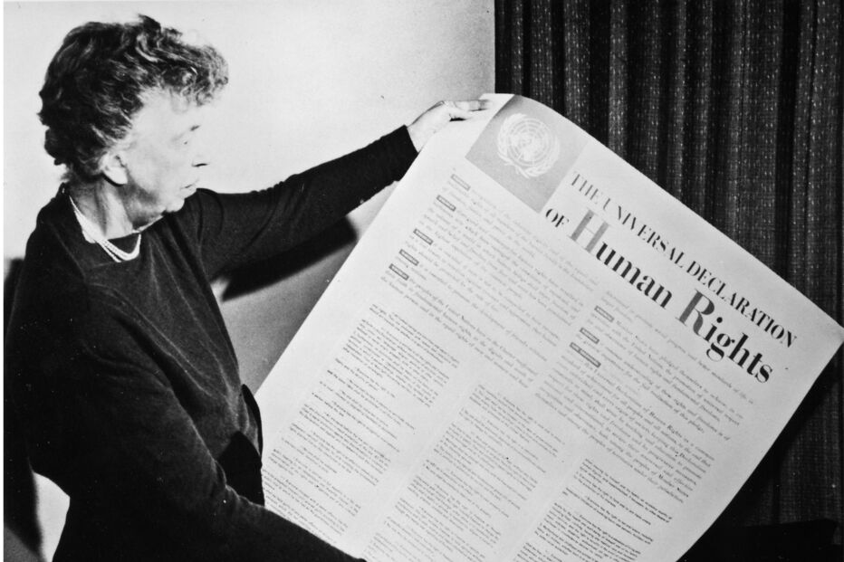 Eleanor Rossevelt com a obra que dedicou a sua vida: a Delcaração Universal dos Direitos Humanos