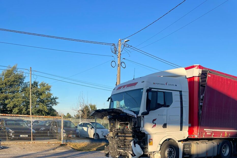 Camião sofreu danos significativos na parte frontal após um acidente