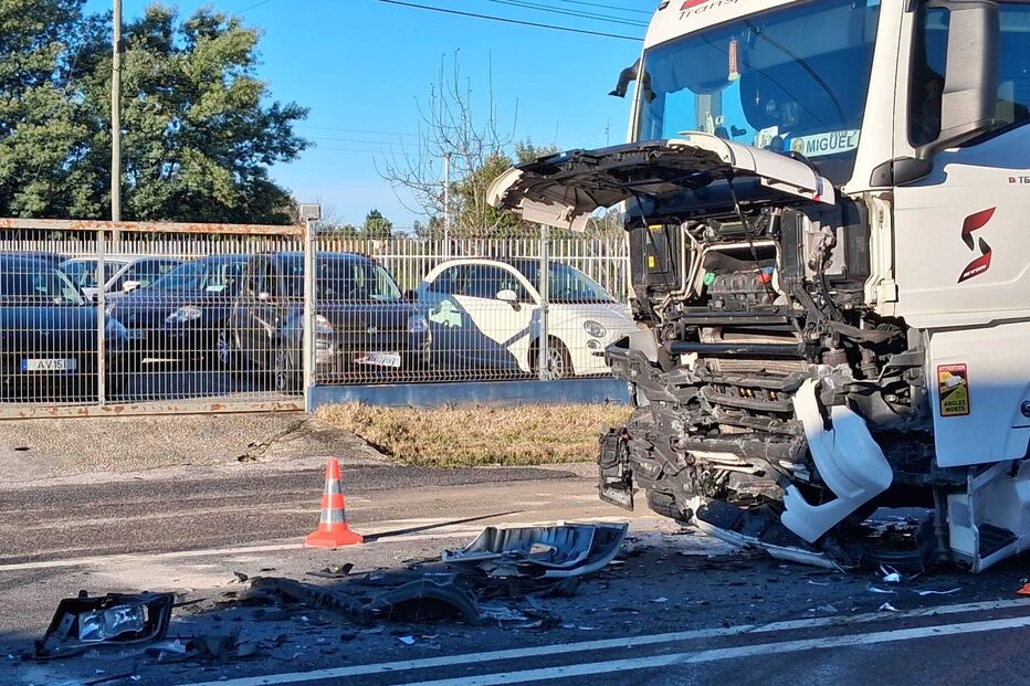 Colisão rodoviária provoca danos materiais numa viatura