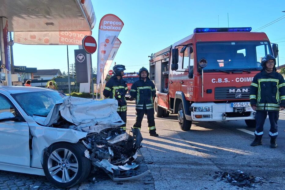 Bombeiros atuam em acidente automóvel junto a posto de combustível em Coimbra