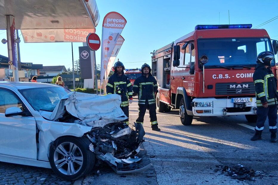 Bombeiros em Coimbra auxiliam em acidente automóvel