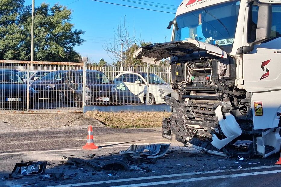 Acidente rodoviário envolve camião, com destroços visíveis na estrada