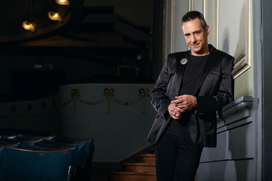 Luís de Matos apresenta 'Impossível ao Vivo' com ilusionistas internacionais.
