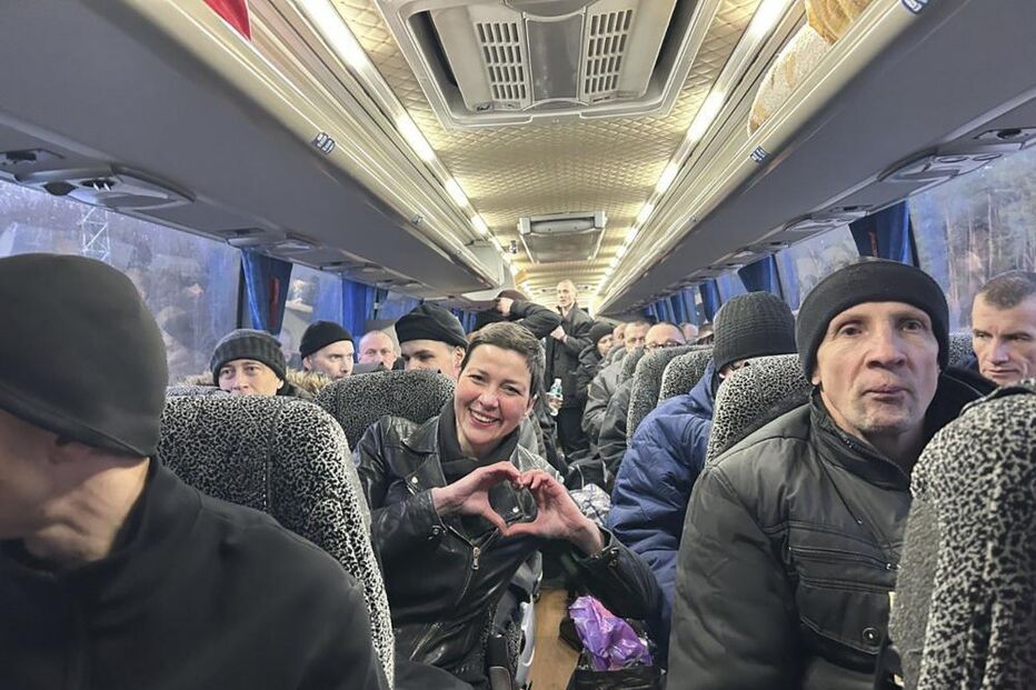 Maria Kolesnikova e outros opositores libertados no autocarro que os levou à Lituânia