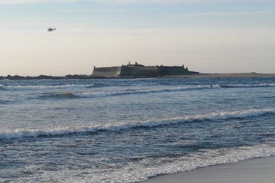 Embarcação de pesca local virou numa zona rochosa da ilha de Ínsua