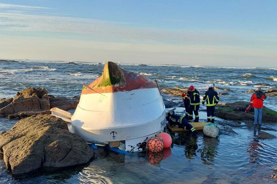 Embarcação de pesca local virou numa zona rochosa da ilha de Ínsua