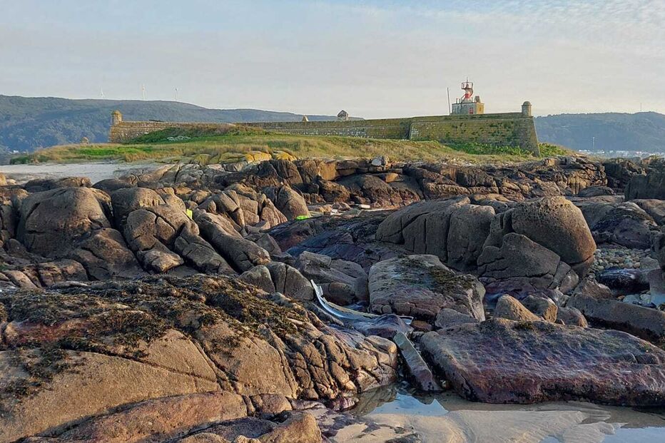 Embarcação de pesca local virou numa zona rochosa da ilha de Ínsua