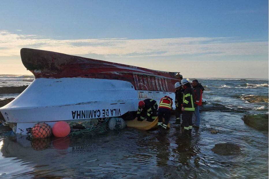 Embarcação de pesca local virou numa zona rochosa da ilha de Ínsua