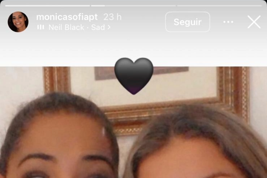 Mónica Sofia aparenta tristeza, acompanhada por uma amiga