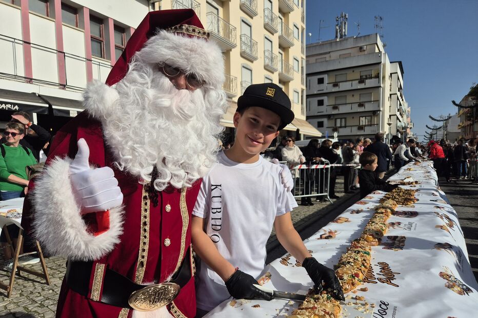 Pai Natal esteve no local da distribuição do bolo-rei