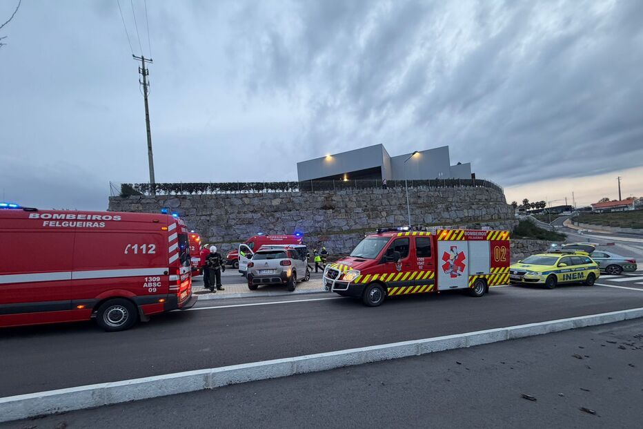 Três feridos em colisão frontal entre dois carros em Felgueiras