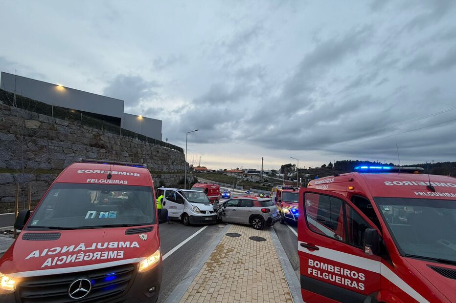 Três feridos em colisão frontal entre dois carros em Felgueiras